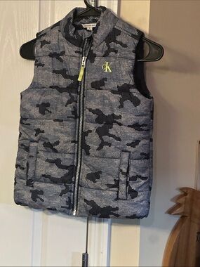 Calvin Klein Kids Gray & Black Camo Quilted Puffer Vest with Neon Yellow CK
